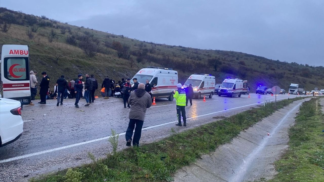 Balıkesir'de İşçi Servisi Devrildi: 25 Yaralı