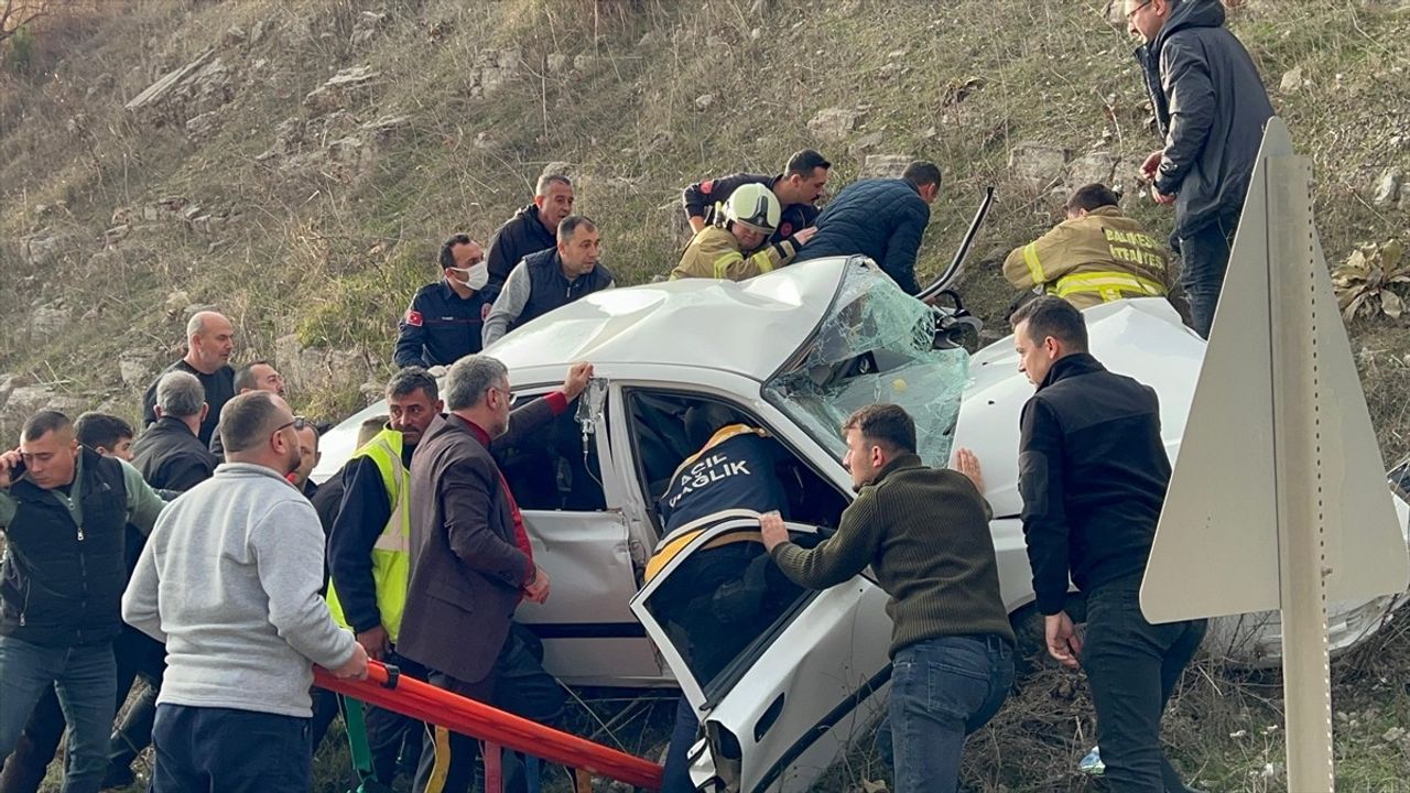 Balıkesir'de Minibüs ve Otomobil Çarpıştı: 2 Kişi Hayatını Kaybetti