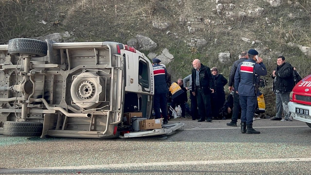 Balıkesir'de Minibüs ve Otomobil Çarpıştı: 2 Ölü, 18 Yaralı