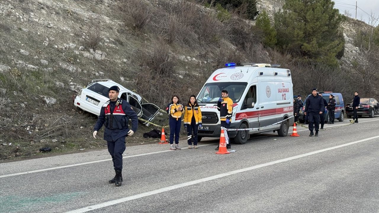 Balıkesir'de Minibüs ve Otomobil Çarpıştı: İki Kişi Hayatını Kaybetti