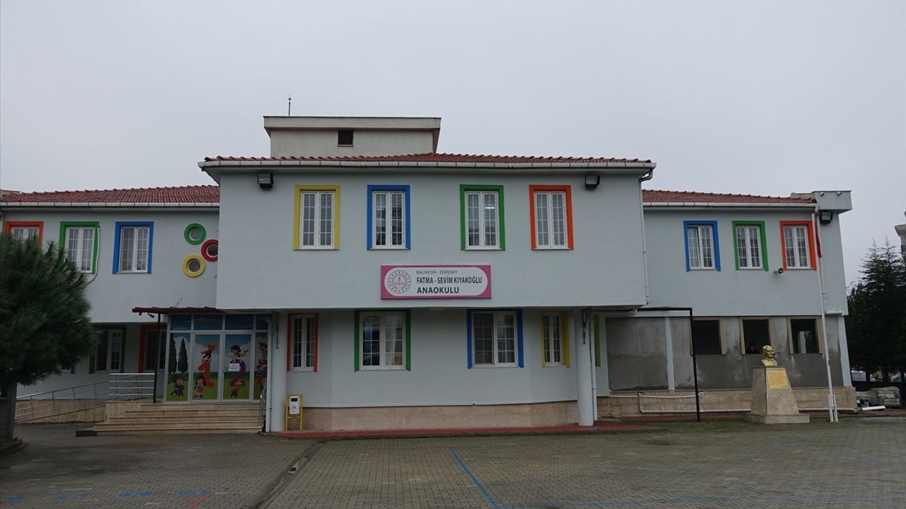 Balıkesir'de Okul Müdürü Heimlich Manevrası ile Öğrenciyi Kurtardı