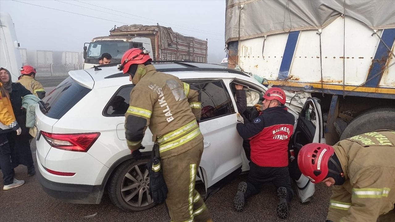 Bandırma'da Kamyon ile Otomobil Çarpıştı: 5 Yaralı