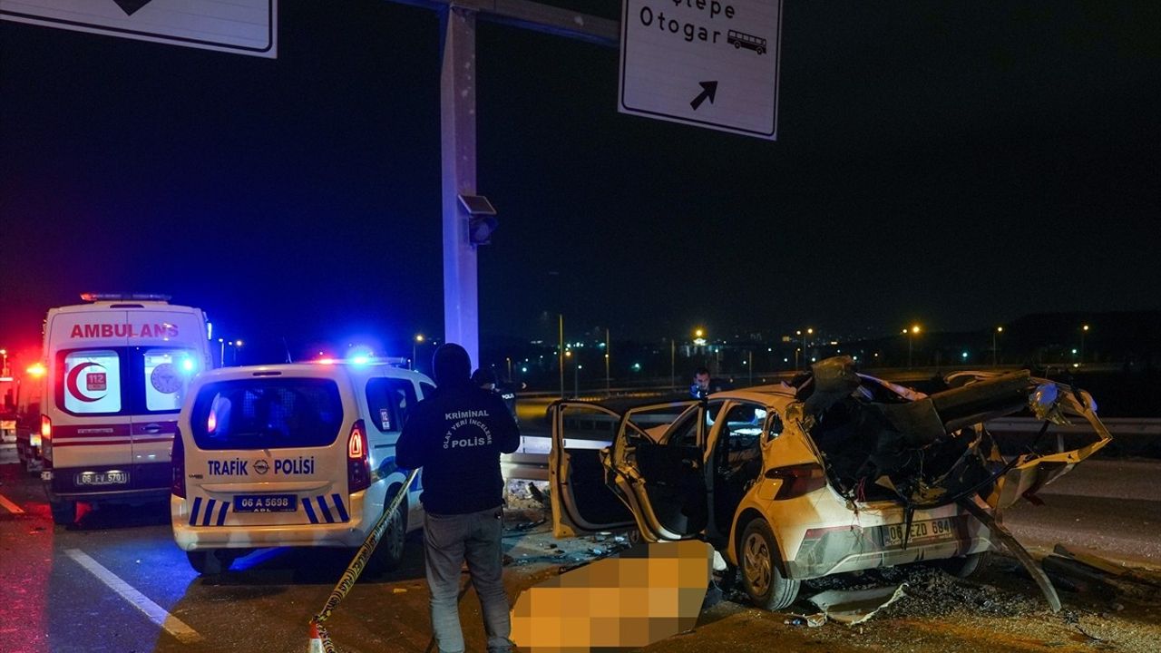 Bariyerlere Çarpan Otomobilin Sürücüsü Hayatını Kaybetti