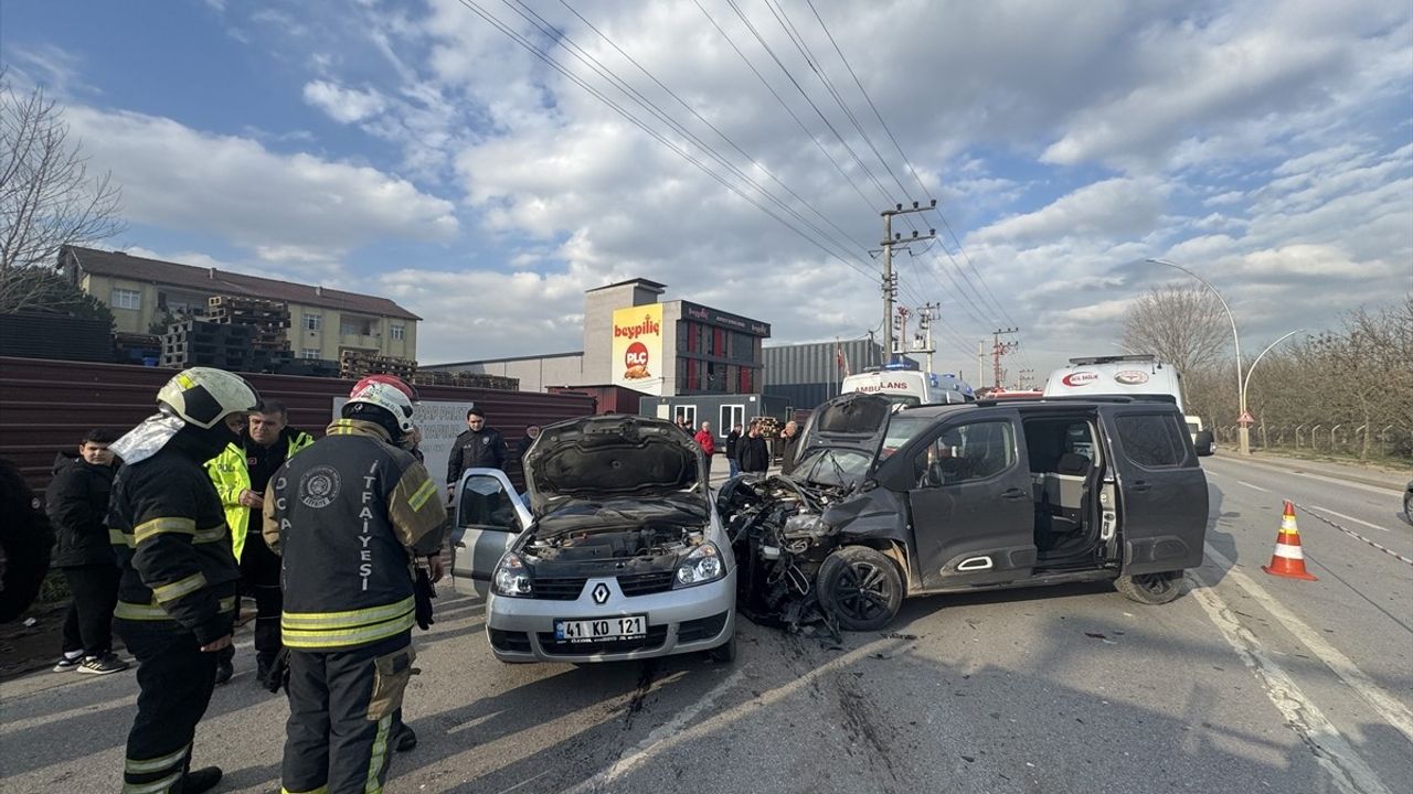 Başiskele'de Trafik Kazası: 3 Yaralı