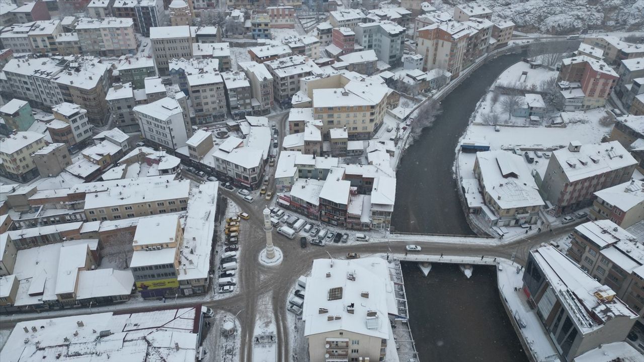 Bayburt'ta Yoğun Kar Yağışı Etkili Oluyor