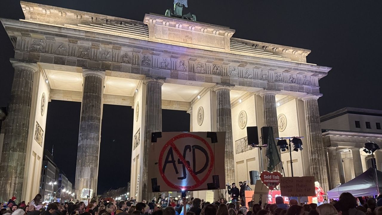 Berlin'de Aşırı Sağ Protestosu: Işıklı Gösteri Düzenlendi