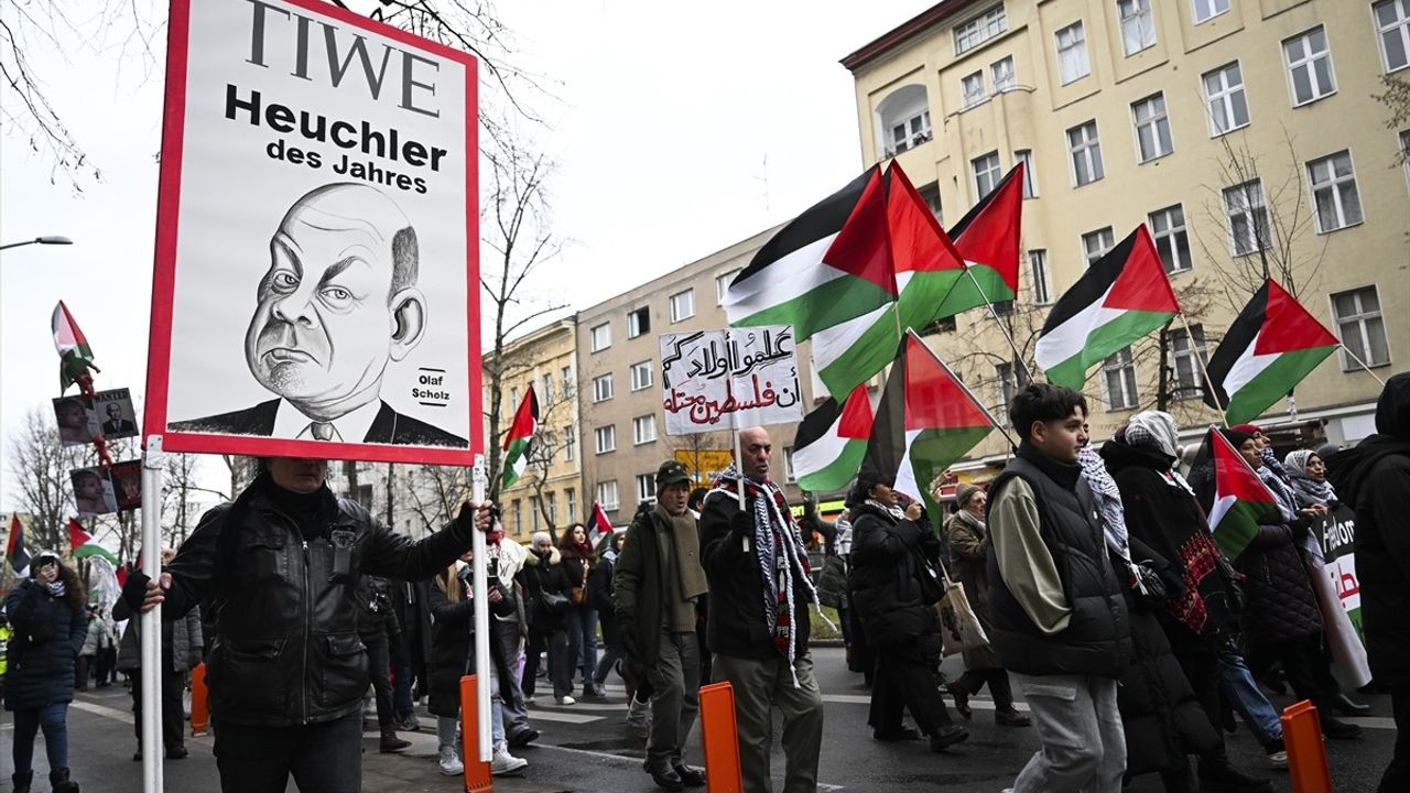 Berlin'de Gazze Saldırılarına Protesto