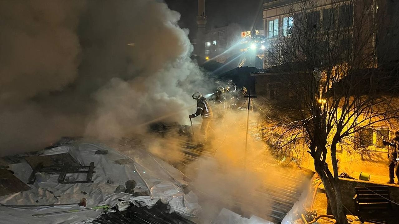 Beyoğlu'nda Yangın: Üç Gecekondunun Kül Olmasına Sebep Oldu