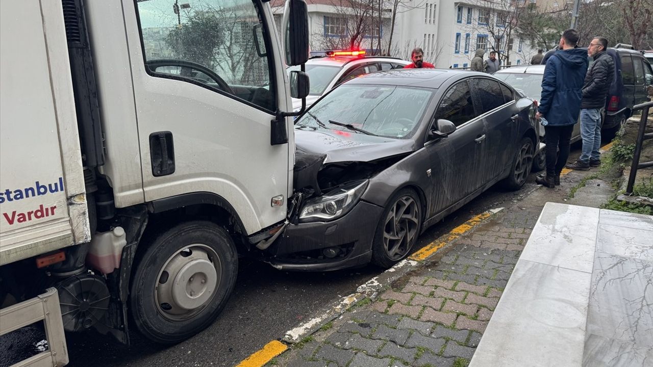 Beyoğlu'nda Zincirleme Kaza: Sürücü Kaçtı