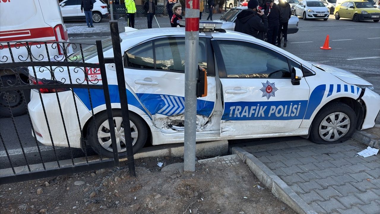 Bingöl'de Trafik Kazası: Polis Memuru Yaralandı