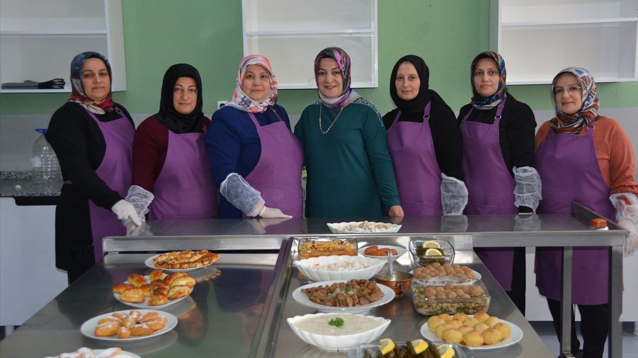 Bitlis'te Kadınlar Kooperatifle Yöresel Lezzetleri Pazarlıyor