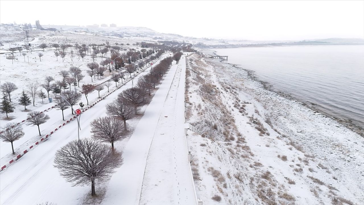 Bitlis ve Van'da Kar Yağışı Ulaşımı Olumsuz Etkiledi