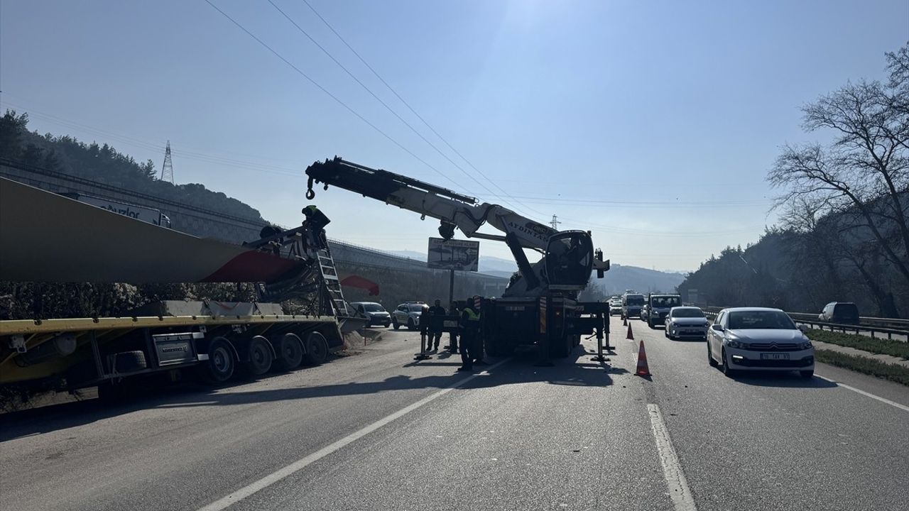 Bursa'da Rüzgar Türbini Kanadını Taşıyan Tır Su Kanalına Düştü