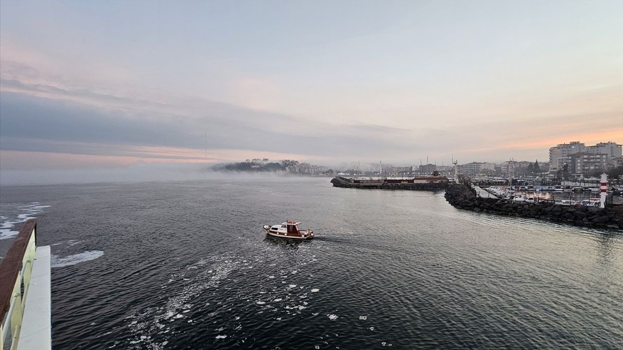 Çanakkale Boğazı'nda Yoğun Sis Nedeniyle Gemi Trafiği Durduruldu