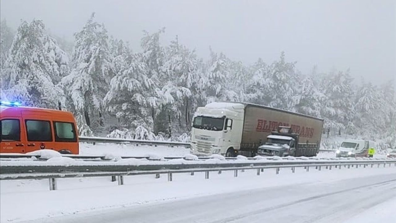 Çanakkale Korudağ'da Kar Yağışı Sürücüleri Zorluyor