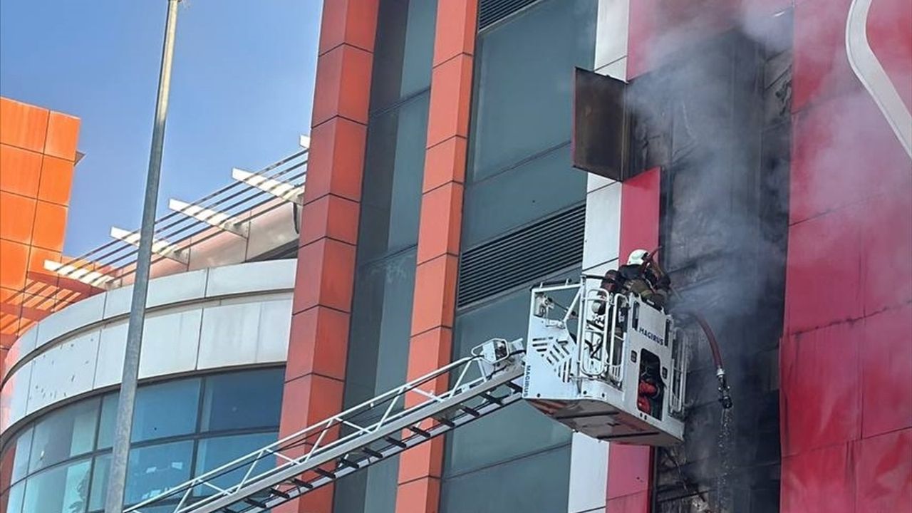 Çekmeköy'de Mobilya Mağazasında Yangın Çıktı