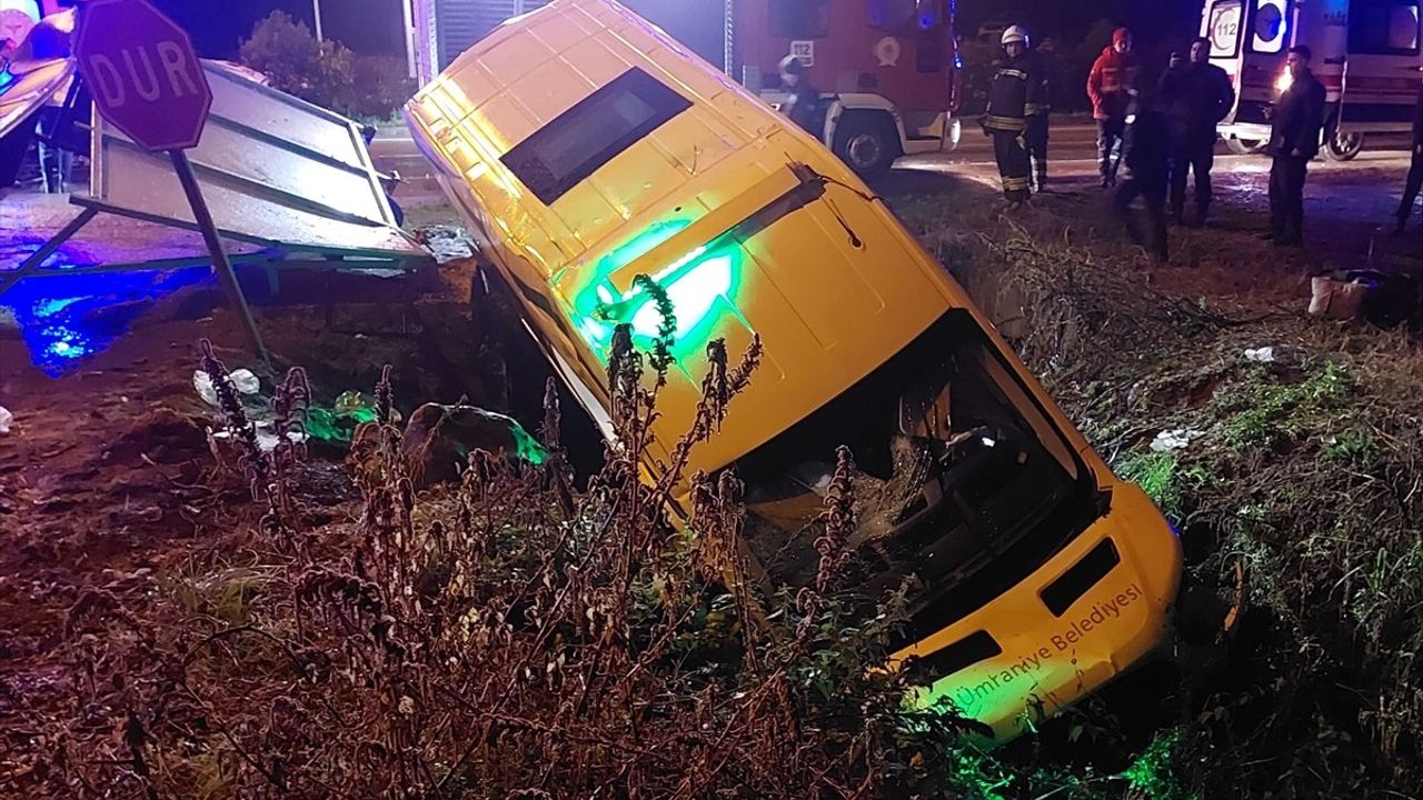 Cenazeye Giderken Minibüs Sulama Kanalına Düştü: 10 Yaralı