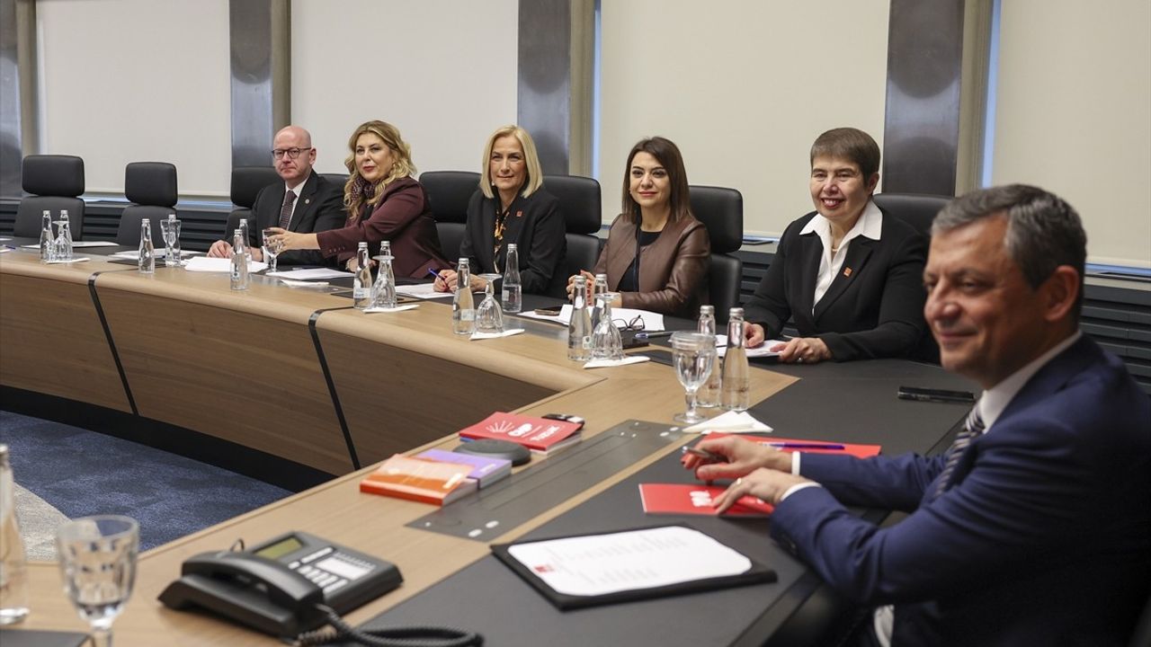 CHP Genel Başkanı Özgür Özel, Türk Eczacıları Birliği Heyetini Ağırladı