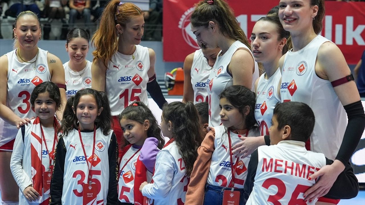 Çocuklardan Voleybol Taksimi: Soğan Torbasından Fileye Uzanan Hikaye