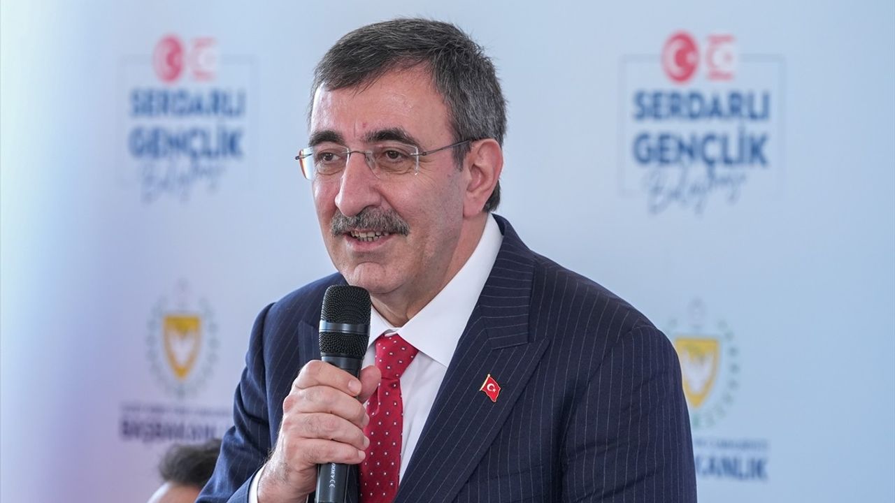 Cumhurbaşkanı Yardımcısı Yılmaz KKTC'de Gençlerle Bir Araya Geldi