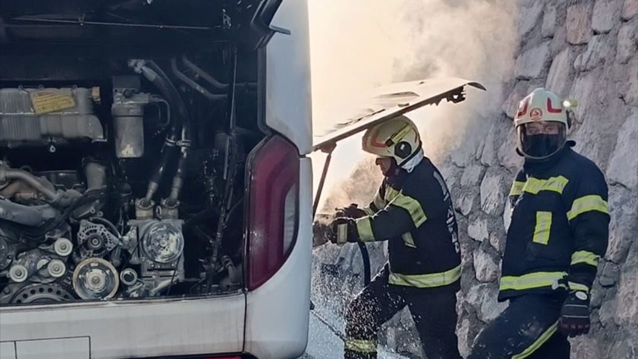 Denizli'de Yolcu Otobüsünde Yangın Çıktı