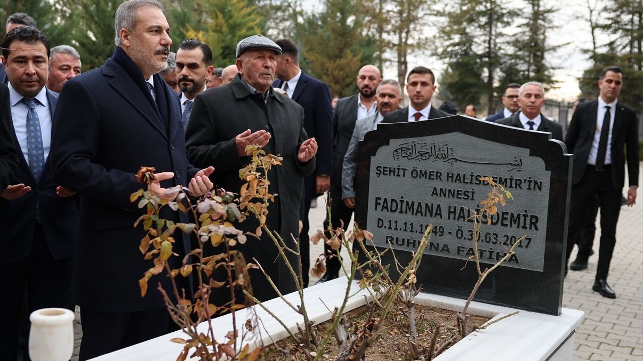 Dışişleri Bakanı Hakan Fidan Niğde'de Şehit Ömer Halisdemir'in Babasıyla Buluştu