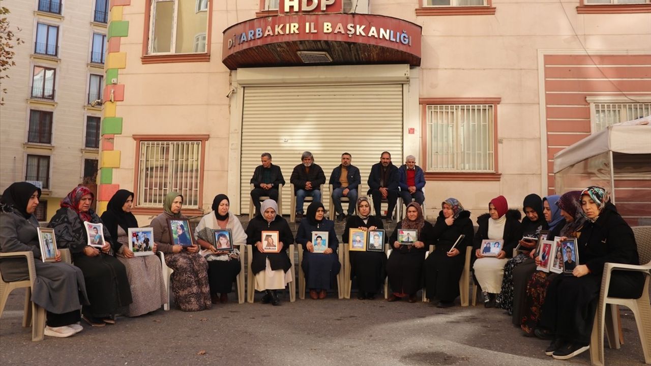 Diyarbakır Anneleri Yeni Yılda Evlat Nöbetine Devam Ediyor