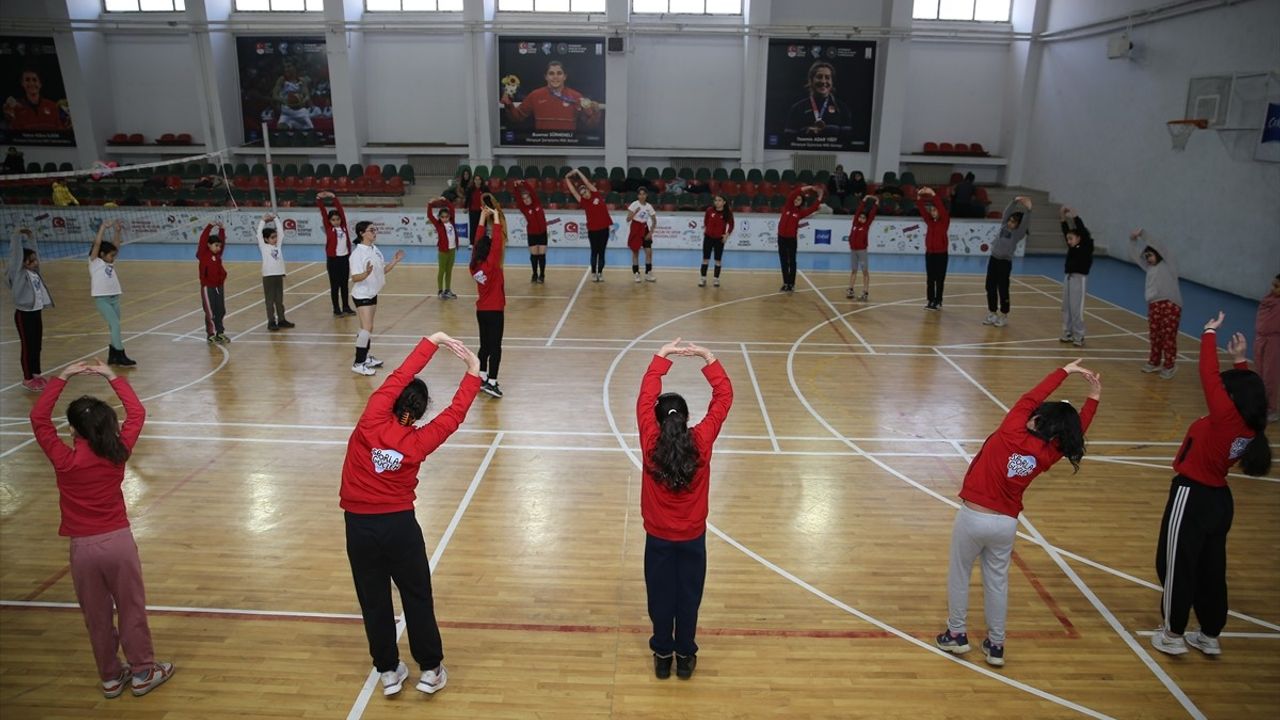 Diyarbakır'da 1500 Dezavantajlı Kız Öğrencinin Spora Kazandırılması