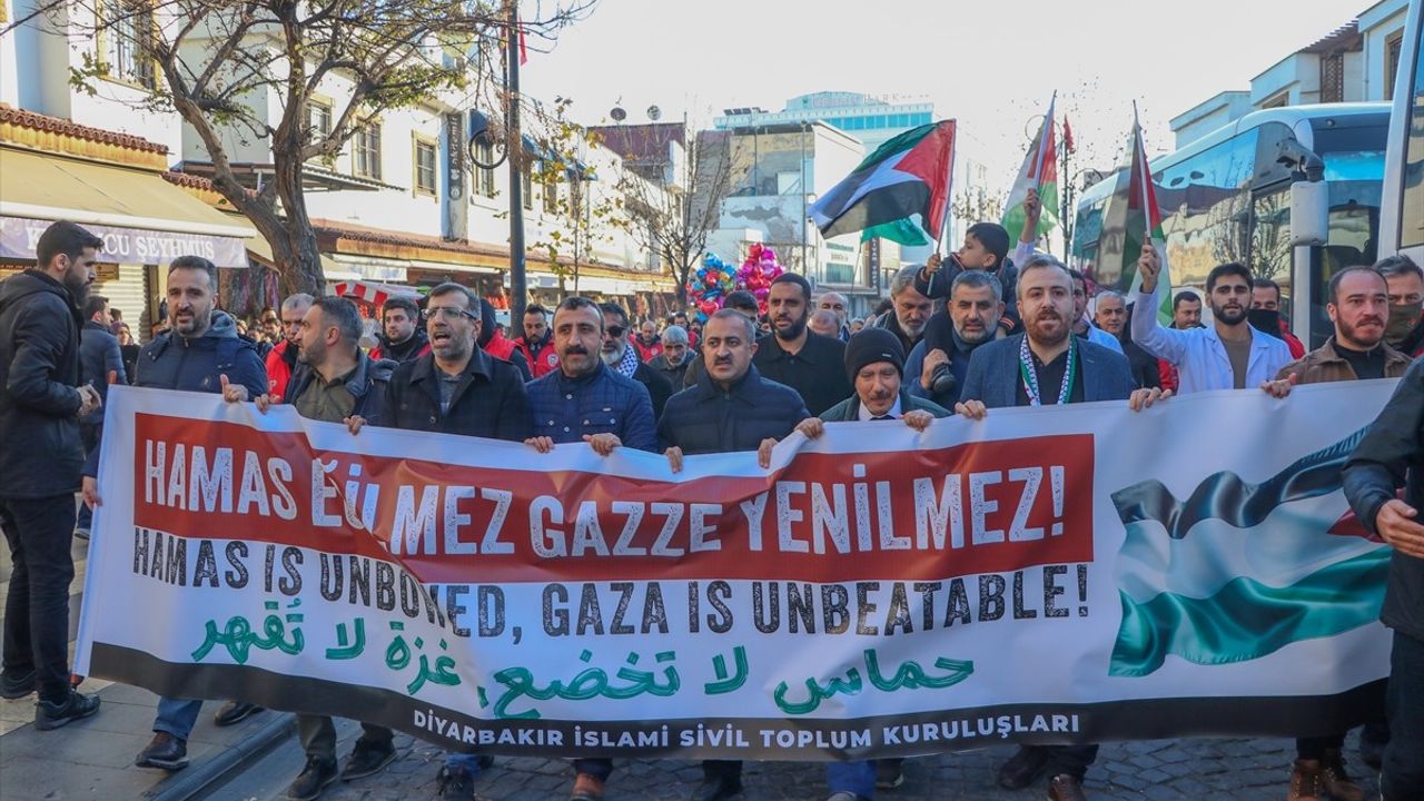 Diyarbakır'da Filistinli Doktor Ebu Safiyye İçin Destek Yürüyüşü Gerçekleştirildi