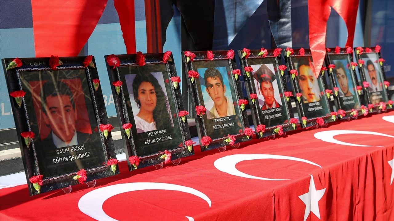 Diyarbakır'daki Terör Saldırısında Hayatını Kaybedenler Anıldı