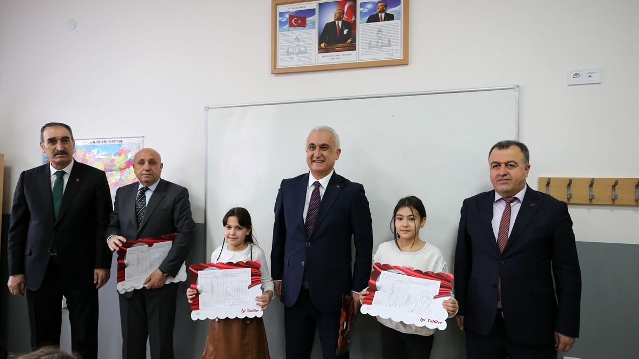 Doğu Anadolu Bölgesinde Karneler Dağıtıldı