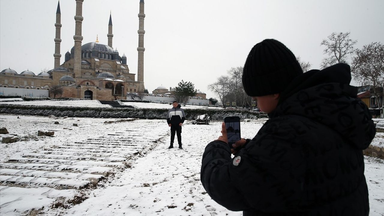 Edirne'de Tarihi Yapılar Karla Bütünleşti