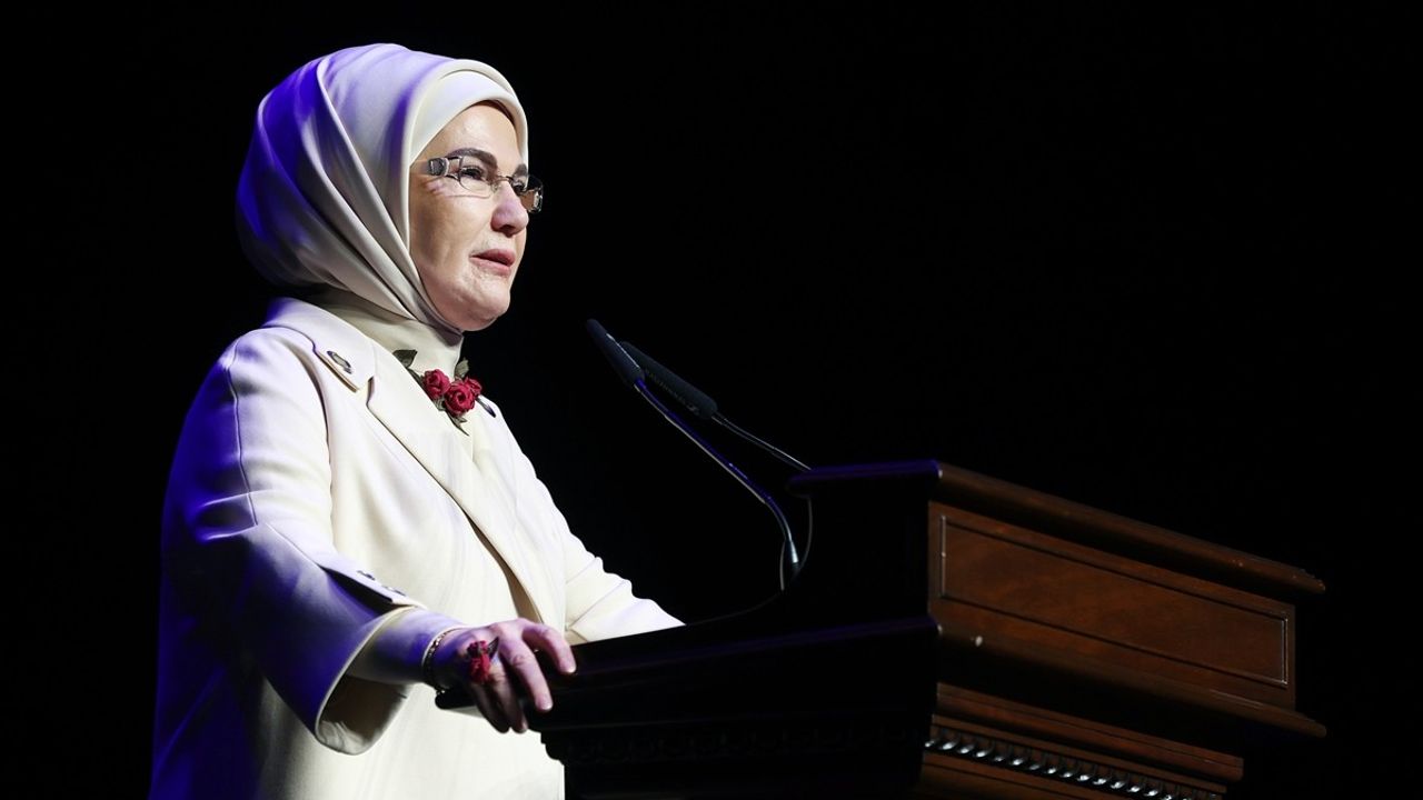 Emine Erdoğan 'Altın Çağ' Tiyatro Oyununu İzledi
