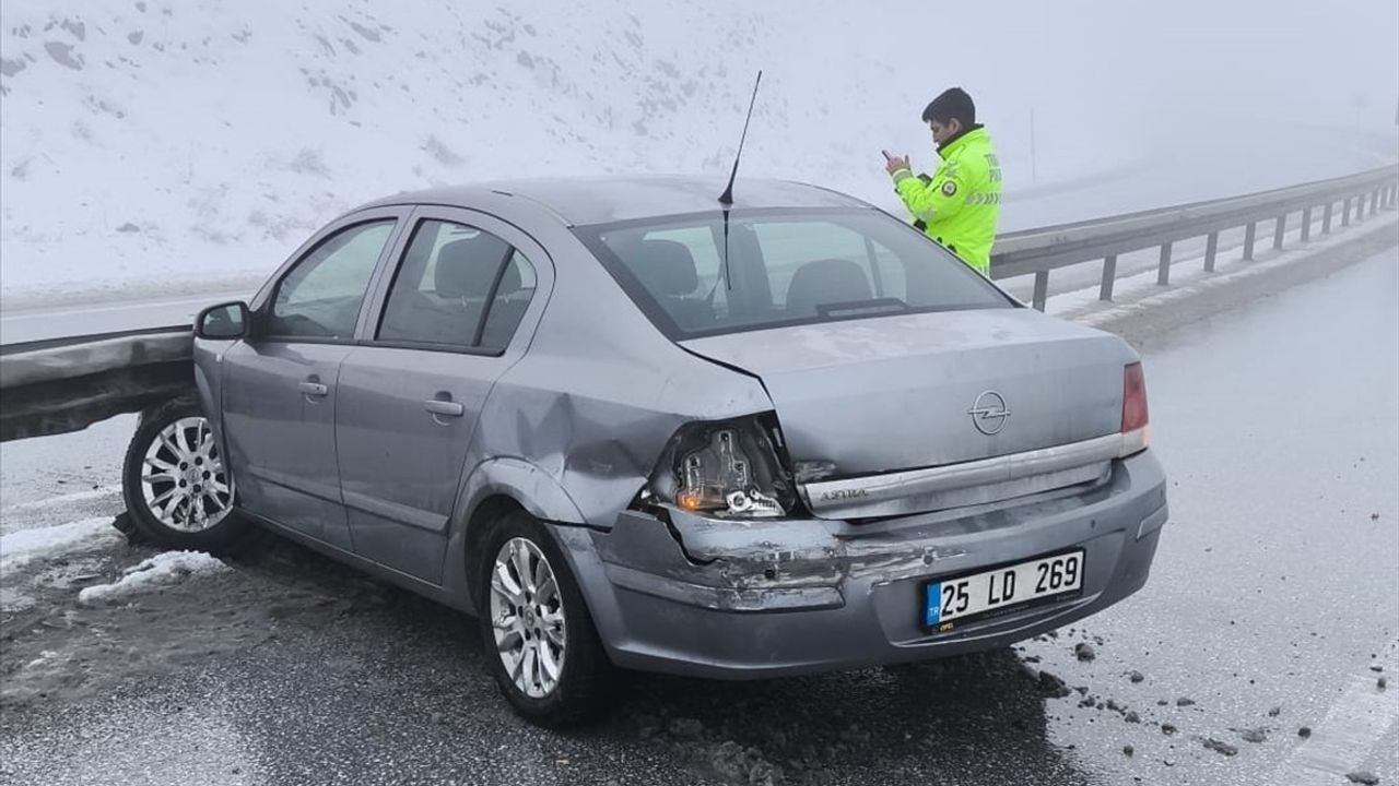 Erzincan'da Otomobil Kazası: 3 Yaralı