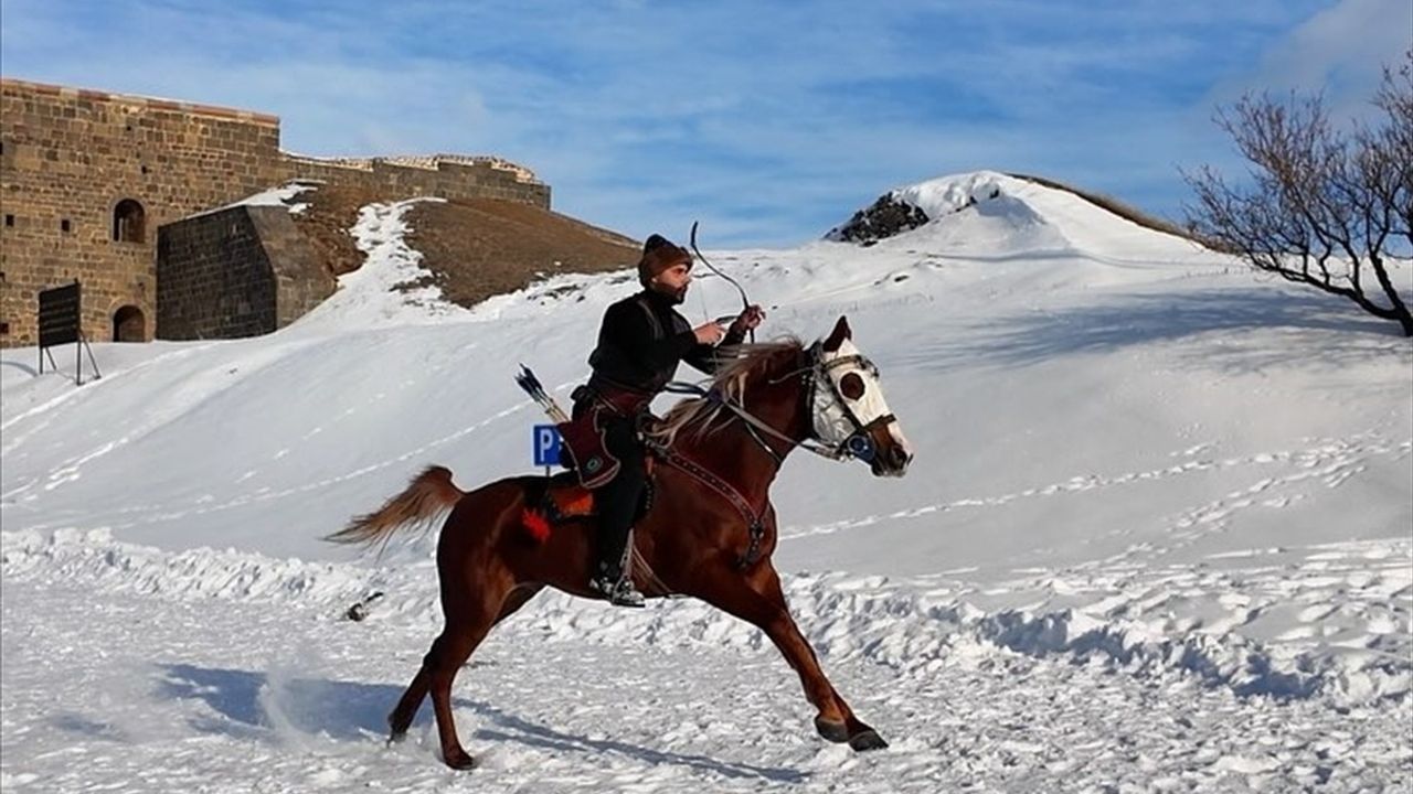 Erzurum'da Aileler Tarihi Aziziye Tabyası'nda Kayak ve Okçulukla Buluştu