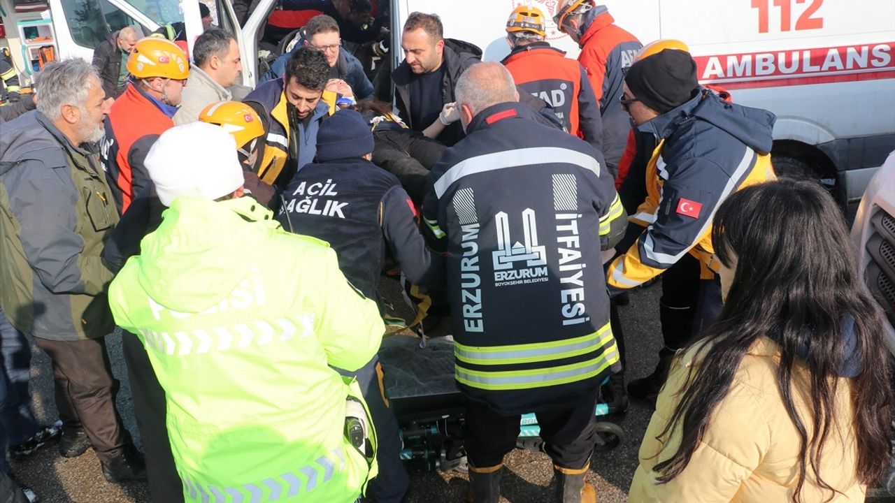 Erzurum'da İki Ambulansın Karıştığı Kaza: 8 Yaralı