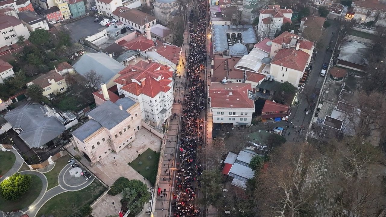 Filistin'e Destek İçin Galata Köprüsü'nde Büyükyürüyüş