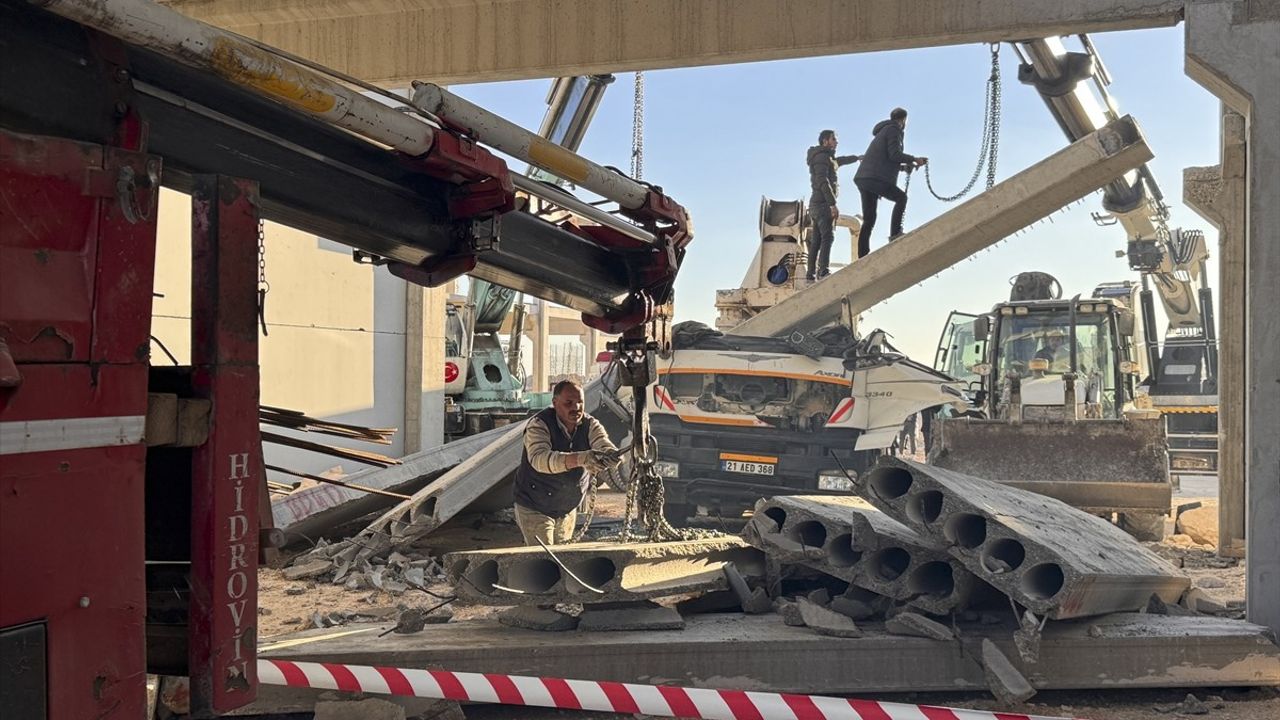 Gaziantep'te Beton Blok Altında Kalan Sürücü Hayatını Kaybetti