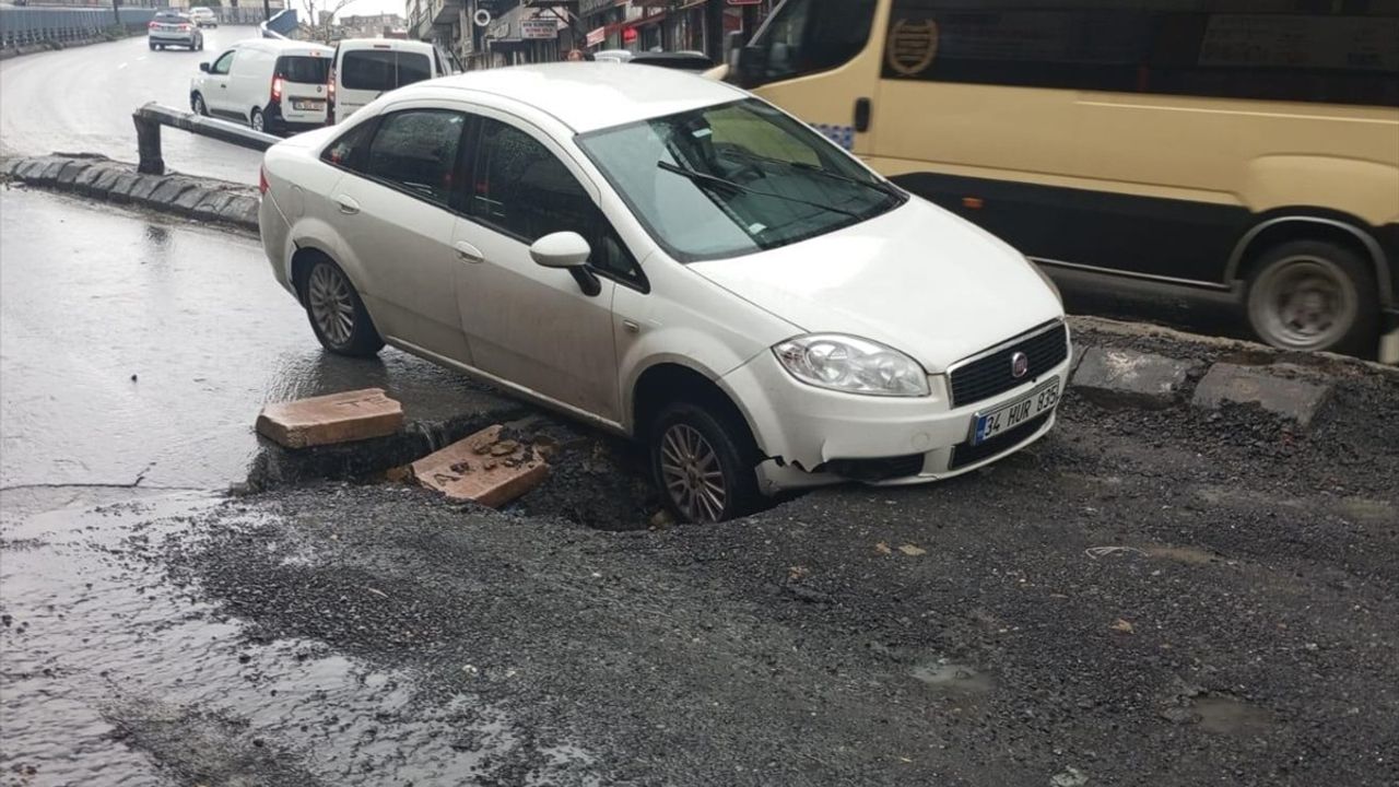 Güngören'de Yeniden Çöken Yol, Otomobilin Lastiğini Kırdı