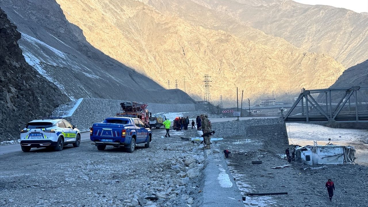 Hakkari'de Çöp Kamyonu Devrildi: 3 Yaralı