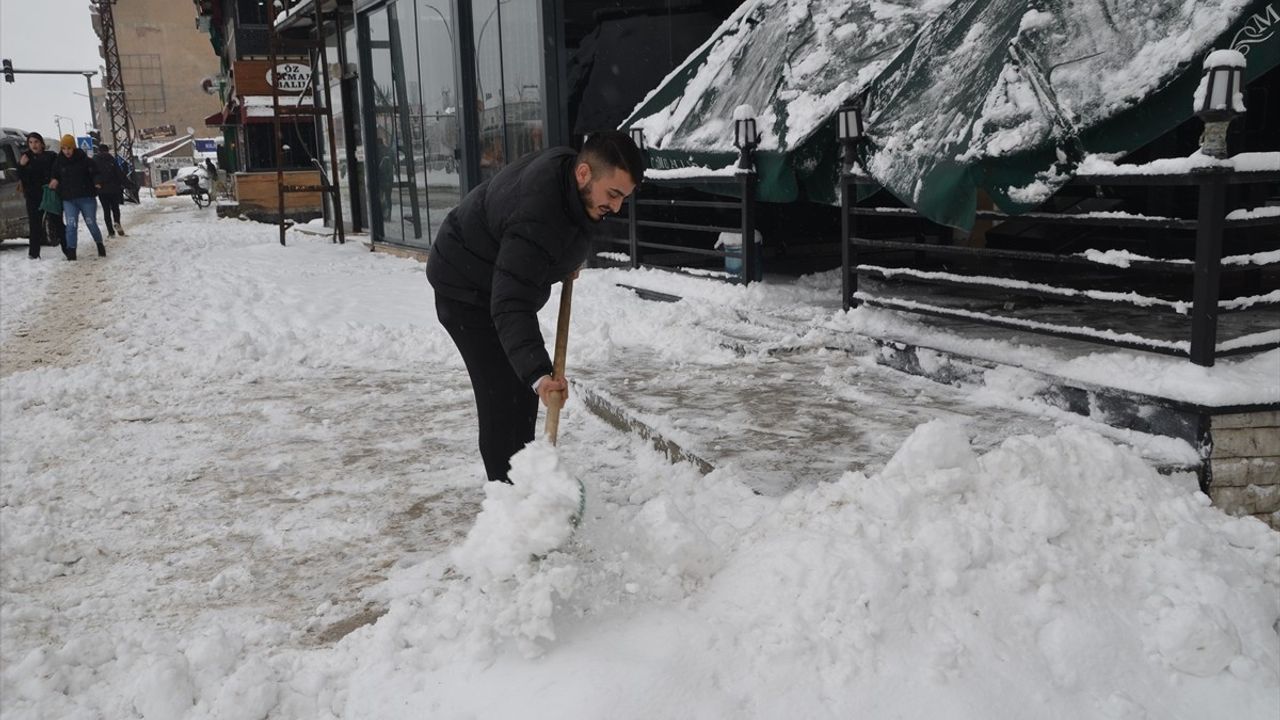 Hakkari'de Kar Yağışı 132 Yerleşim Yerinin Yolunu Kapatmış Durumda