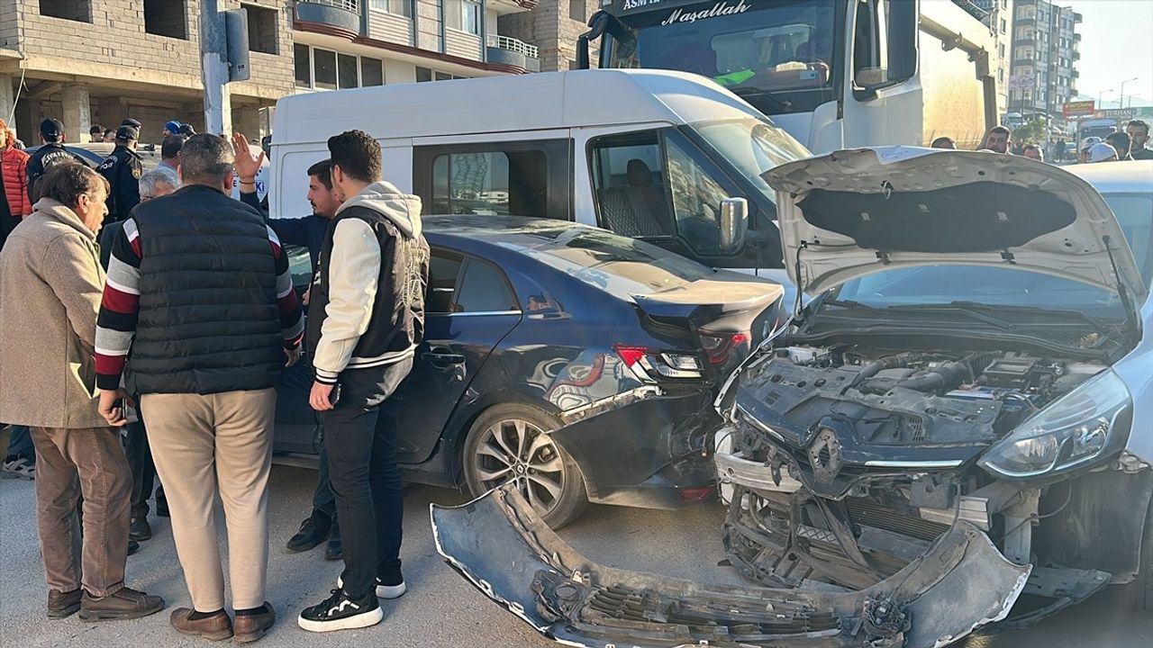 Hatay'da Freni Arızalanan Kamyon 5 Araca Çarptı