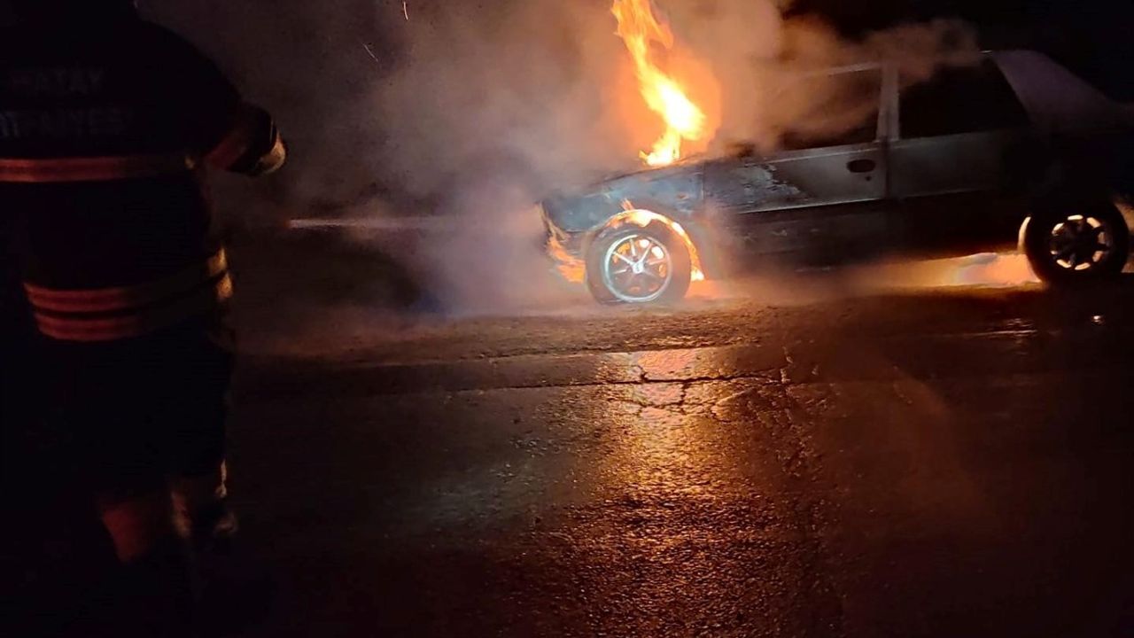 Hatay'da Seyir Halindeki Araçta Yangın