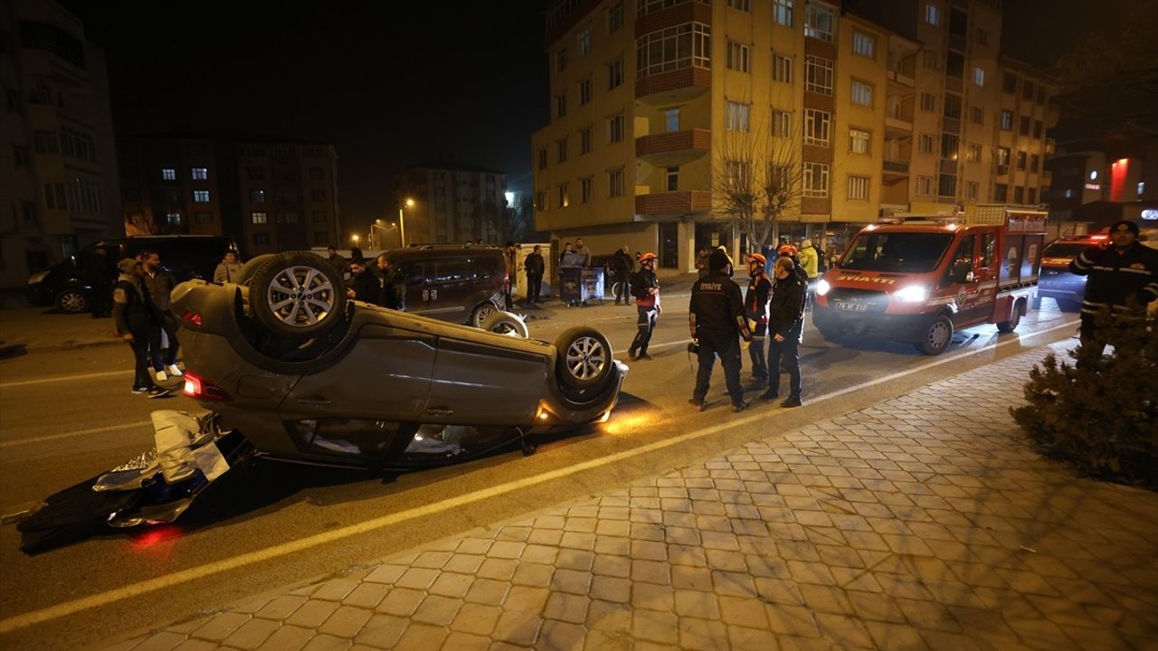 Iğdır'da Park Halindeki Araçla Çarpışan Otomobil Devrildi