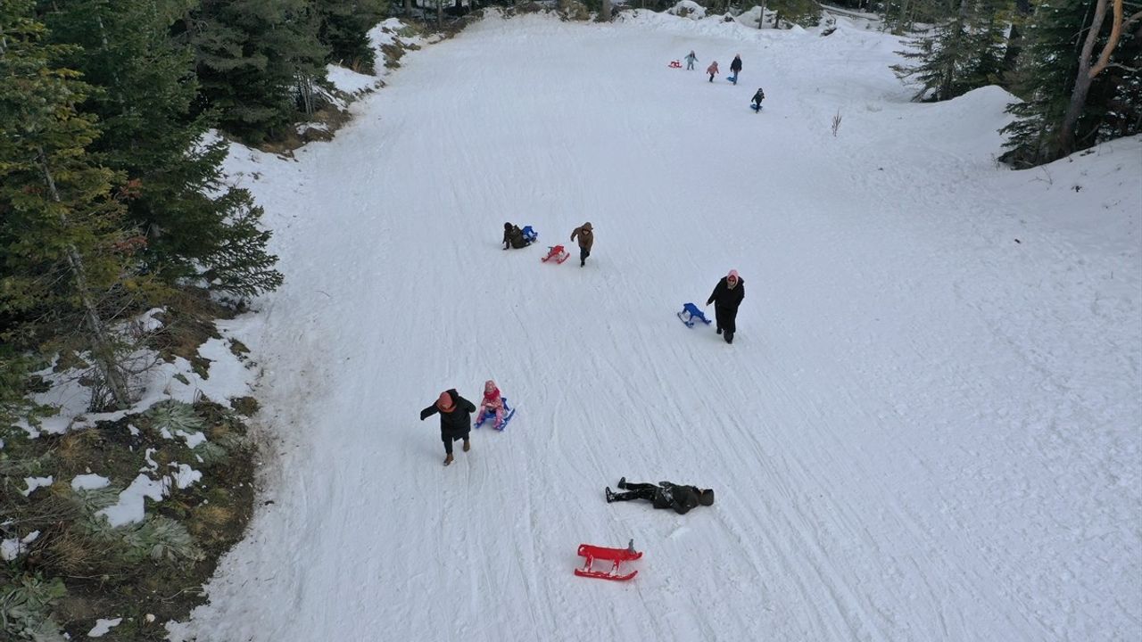 Ilgaz Dağı'ndaki Yurduntepe Kayak Merkezi'nde Yoğun Hafta Sonu