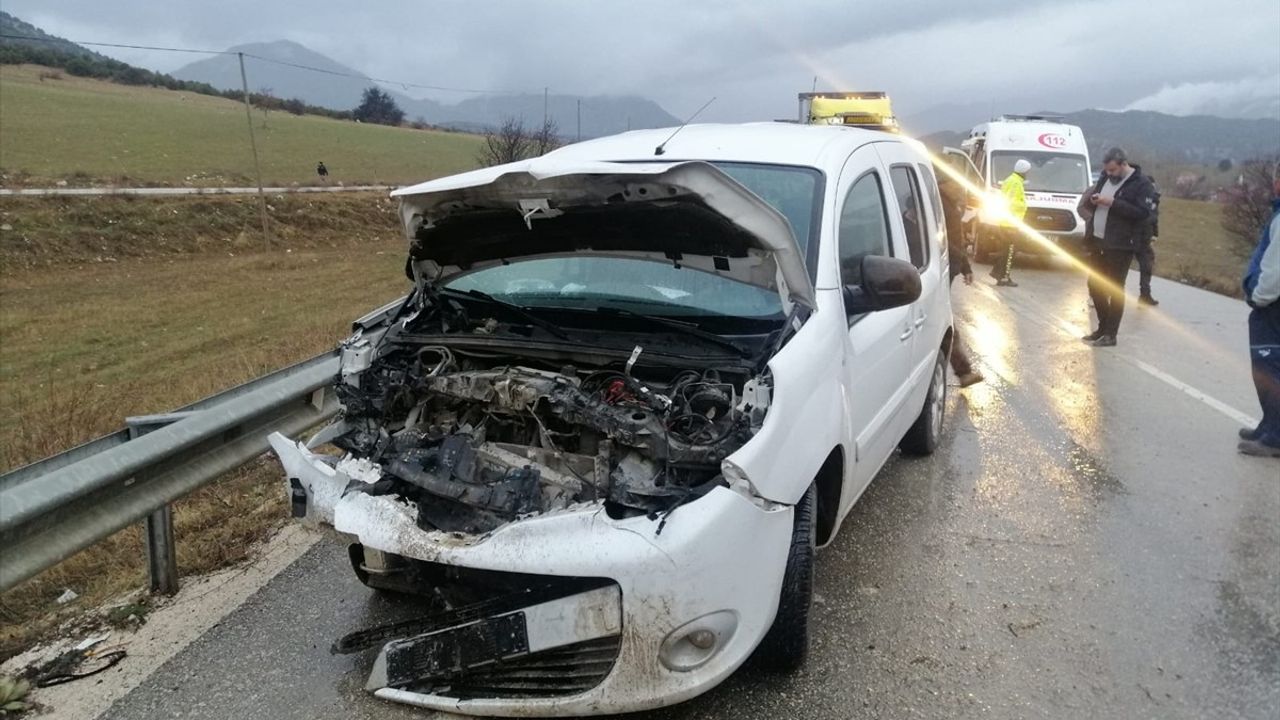 Isparta'daki Trafik Kazasında İki Polis Memuru Yaralandı