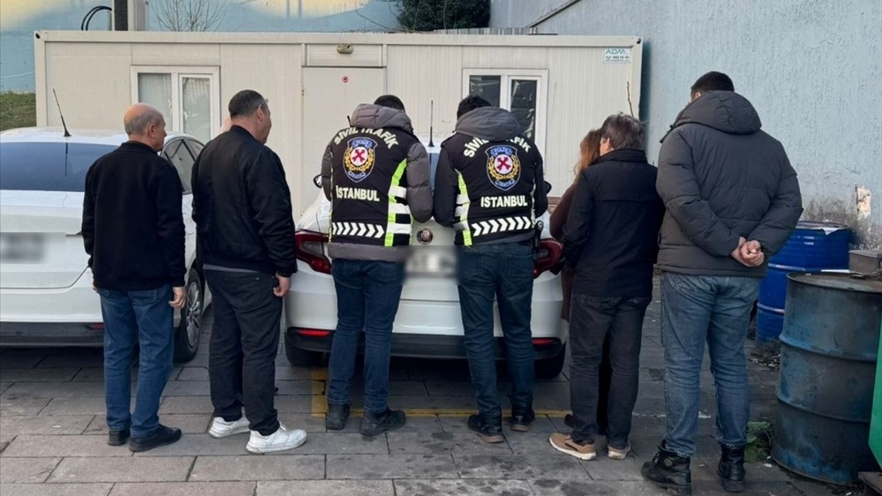 İstanbul'da Ambulans Geçişini Engelleyen Sürücülere Ceza Kesildi