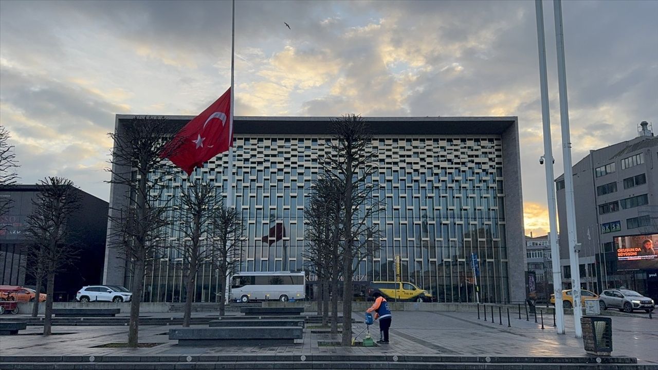 İstanbul'da Bayraklar Yarıya İndirildi