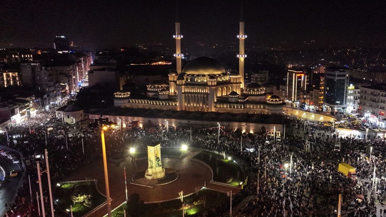 İstanbul'da Yeni Yılı Neşeyle Karşıladı