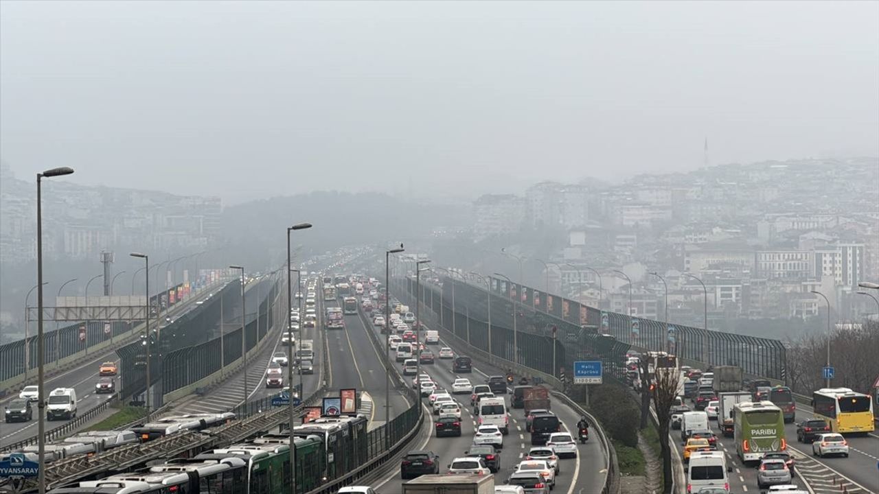 İstanbul'da Yoğun Sis Ulaşımı Zorlaştırdı